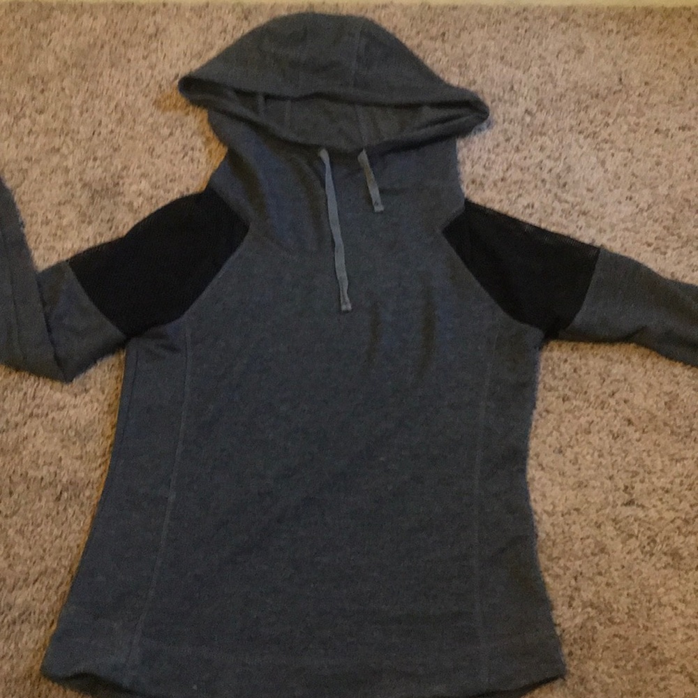 Gray pullover hood sweater with knitted shoulders